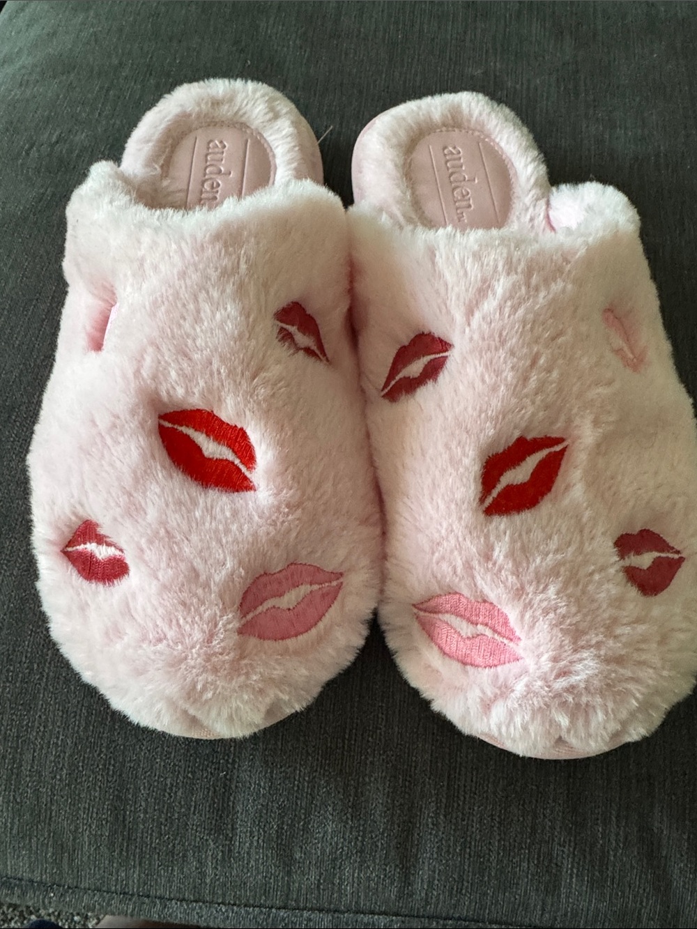 Auden Pink Faux-Fur Lip Embroidered Women's Slippers size 7/8